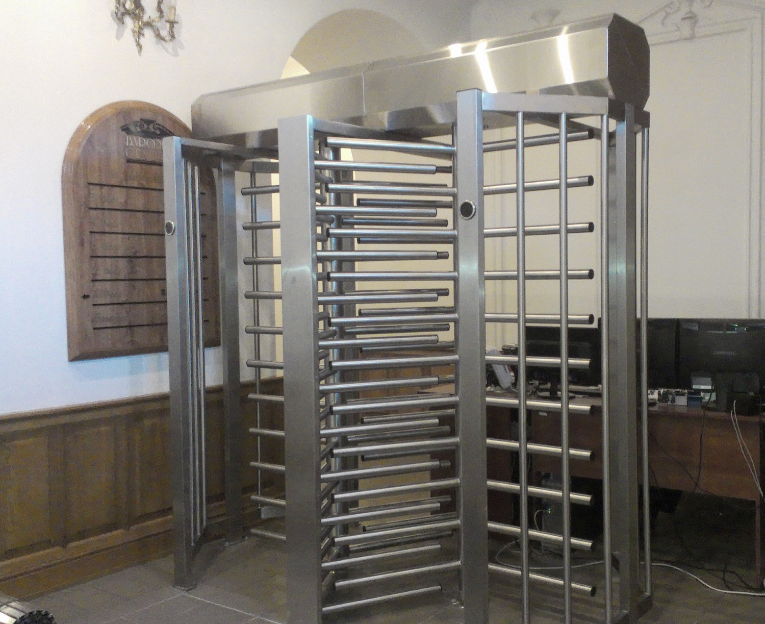 Полноростовой двухпроходной турникет Sesame Twin в исполнении шлифованной нержавеющей стали.