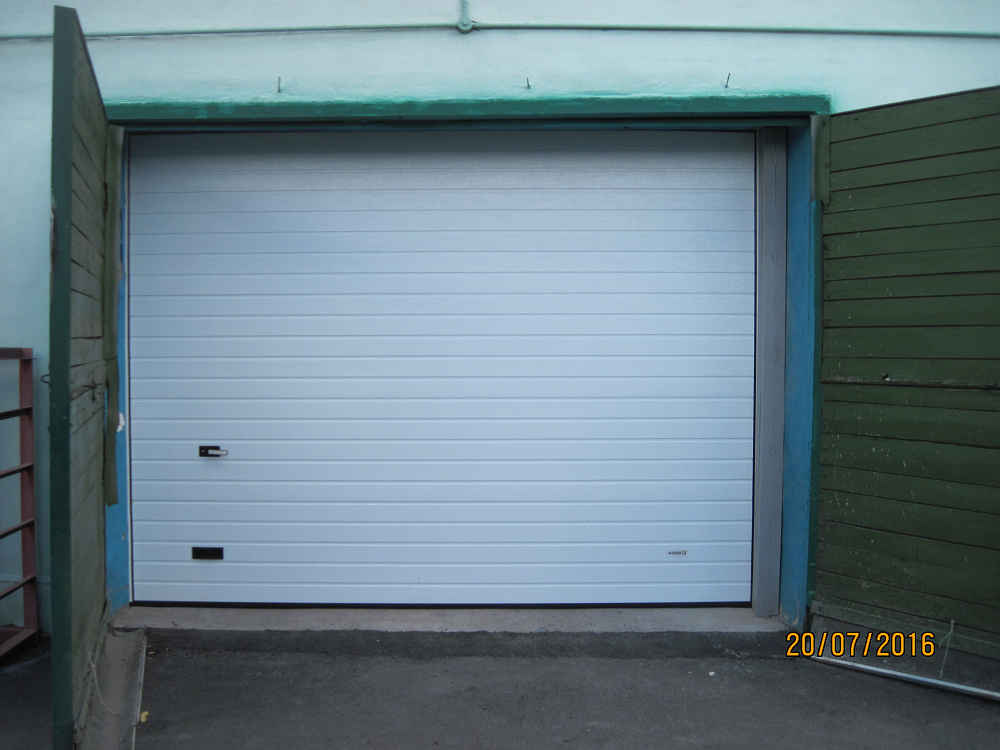 Утепление проемов в боксах воротами Алютех.