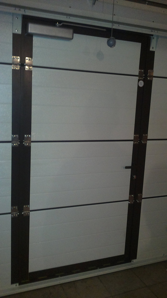 Гаражные автоматические ворота со встроенной калиткой серии Classic.