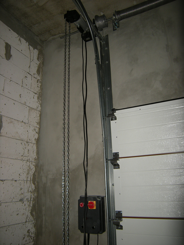 Секционные ворота, вариант высокий монтаж  с панелью S-гофр, цвет золотой дуб.