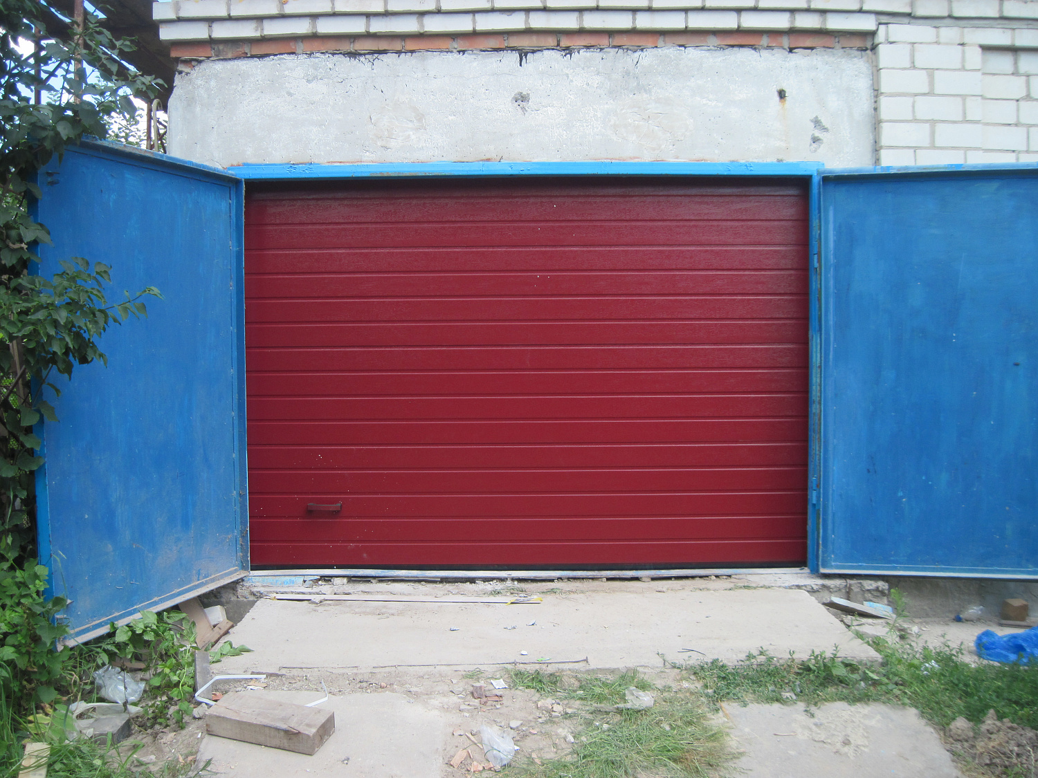 Секционные ворота Алютех в красном цвете,полотно S-гофр.