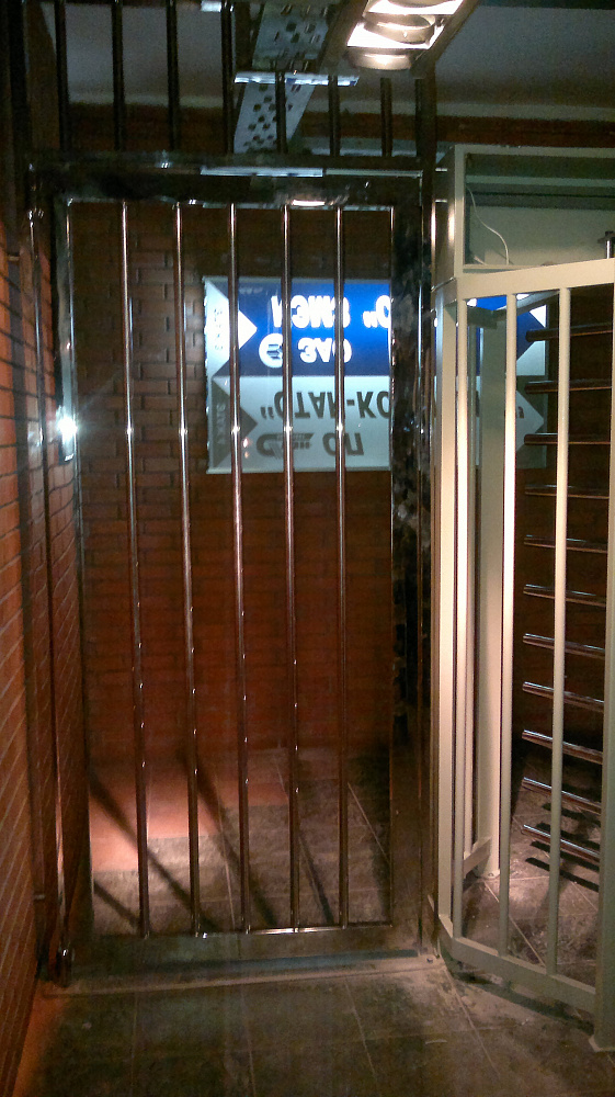 Турникет полноростовой однопроходной электромеханический с аварийной калиткой.Модель SESAME корпус стальной окрашенный, ротор н/ж полированный.