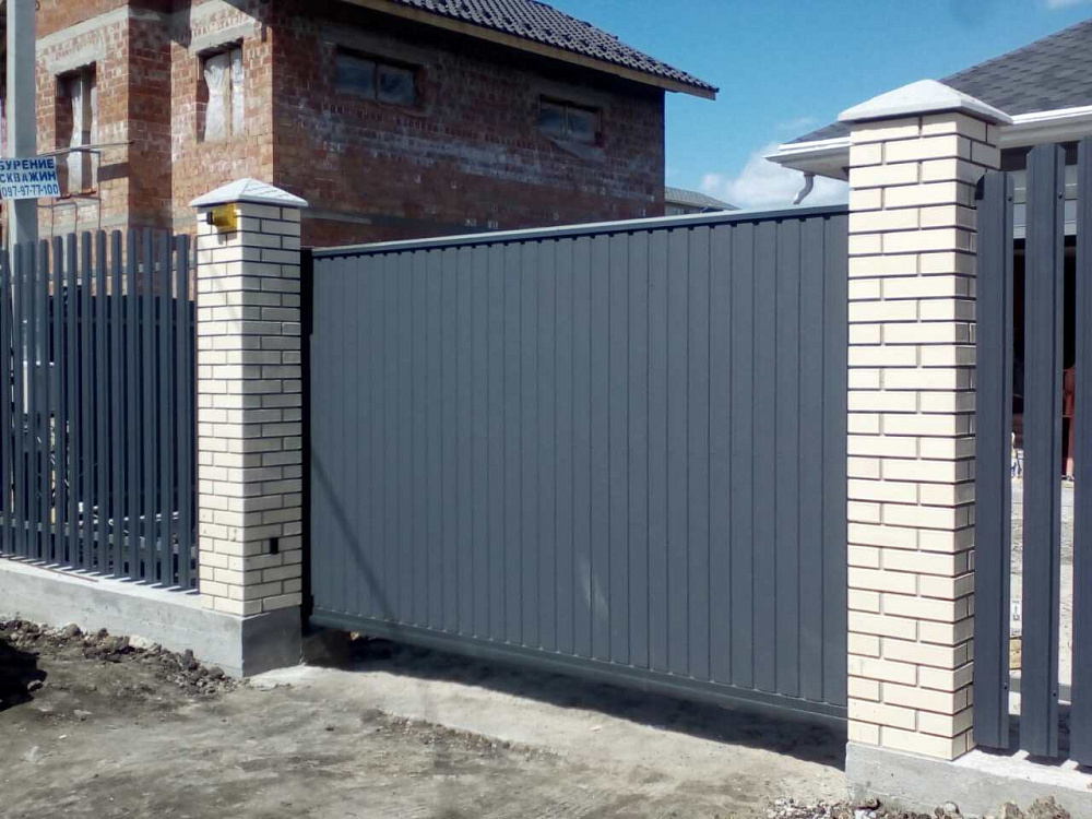 Ворота откатные, калитка. Зашивка профнастил, цвет графит матовый.