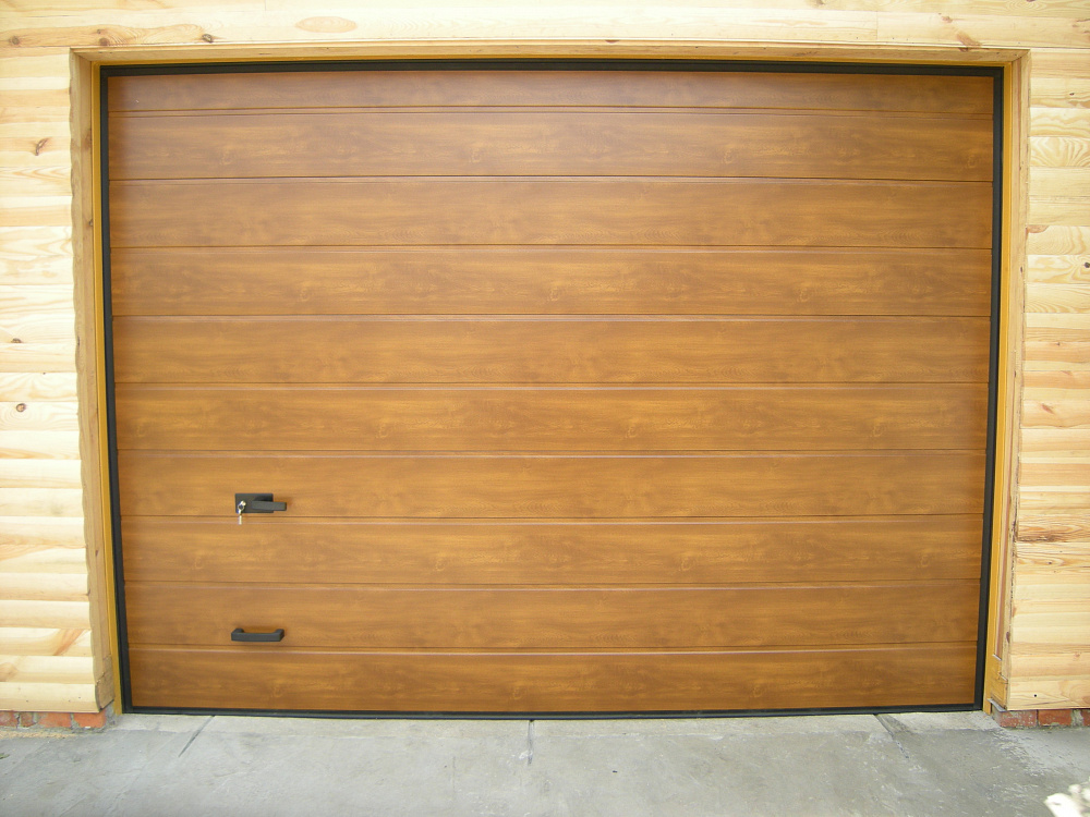 Ворота секционные м-гофр золотой дуб.