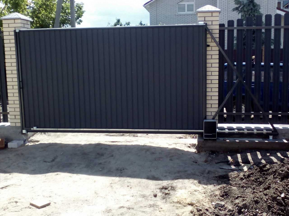 Ворота відкатні, хвіртка. Зашивка профнастил,колір графіт матовий.