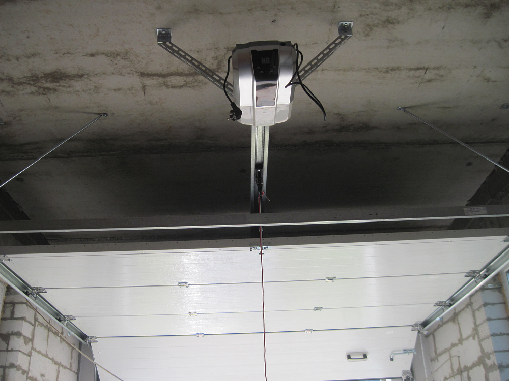 Ворота гаражные секционные S-гофр темный дуб