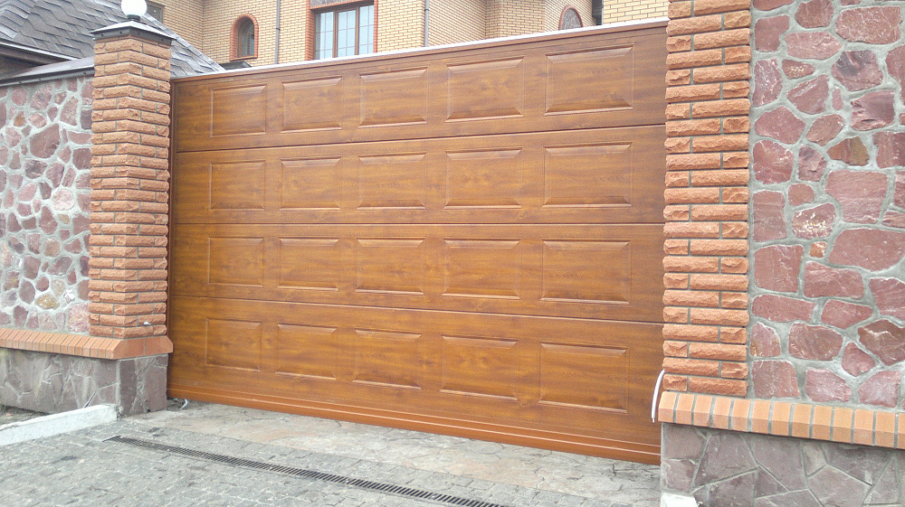 Ворота откатные автоматические,плюс калитка,заполнение сендвич панели филёнка золотой дуб.