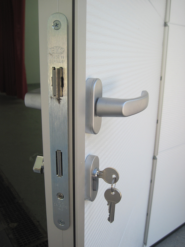 Секционные ворота Classic микроволна c антикоррозиционным покрытием. 