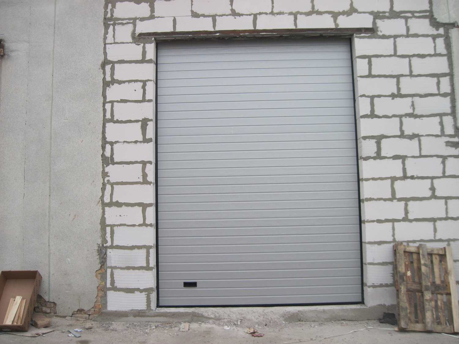 Промышленные ворота с цепным редуктором. Панель S-гофр, цвет серебристый металлик.