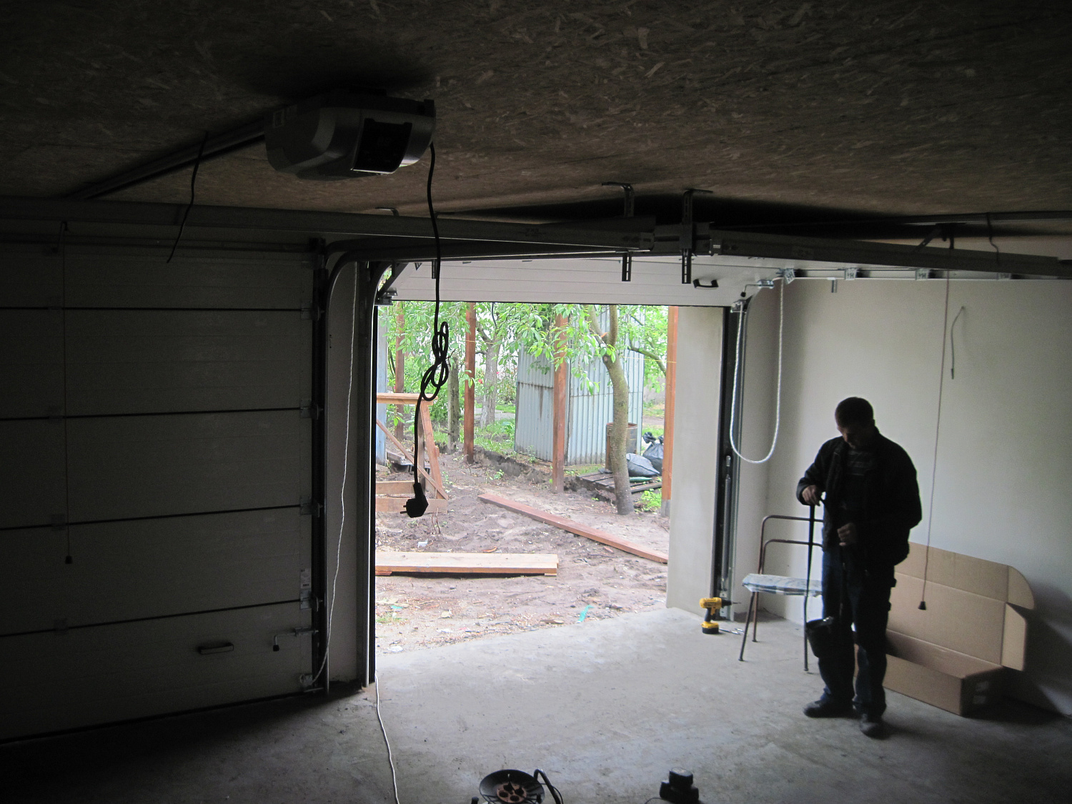 Секционные ворота с автоматическим приводом.