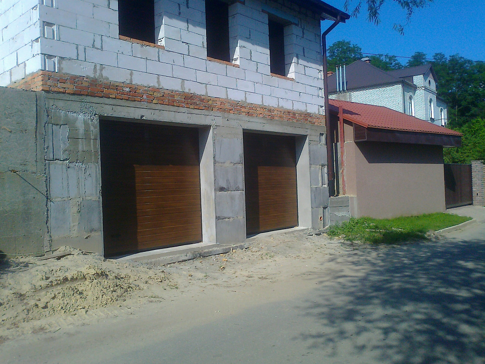 Гаражные автоматические секционные ворота Алютех.