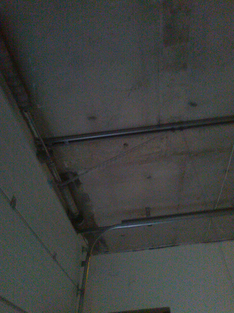 Ворота секционные автоматические с высоким монтажом,полотно филенка темный дуб.