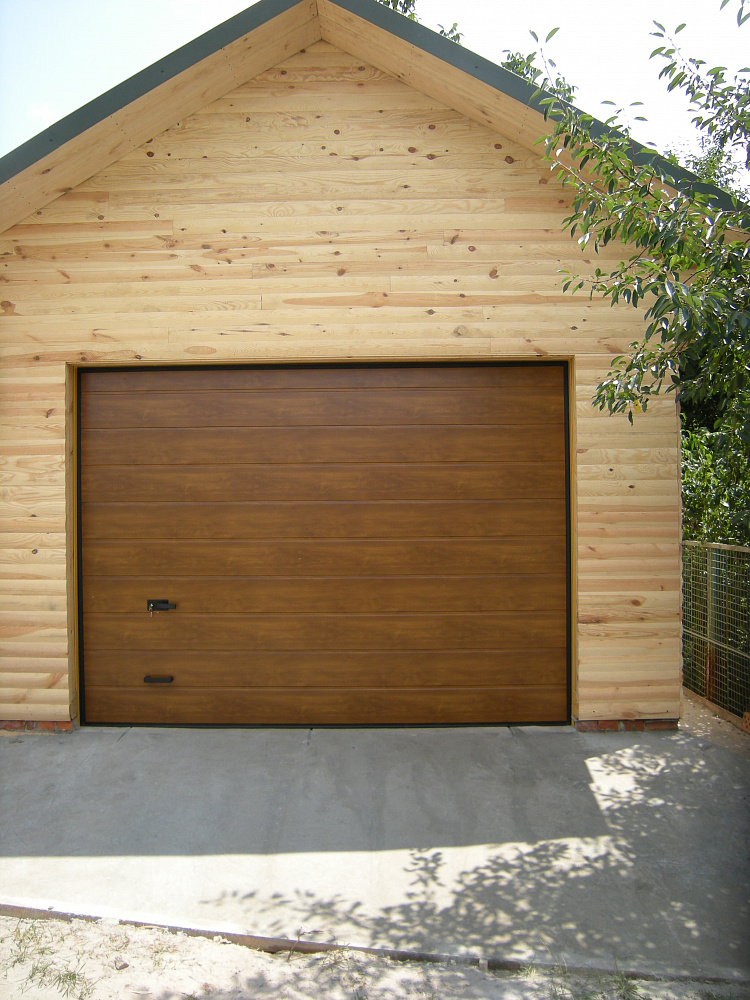 Ворота секционные м-гофр золотой дуб.