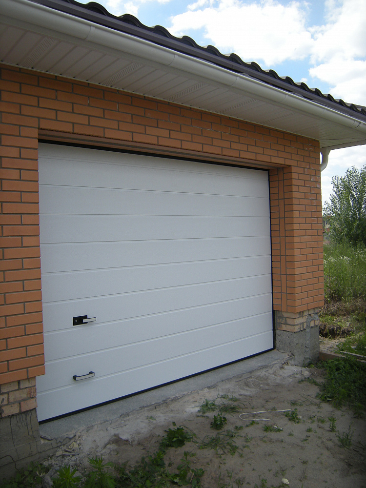 Ворота гаражные секционные. Полотно м-гофр цвет белый.