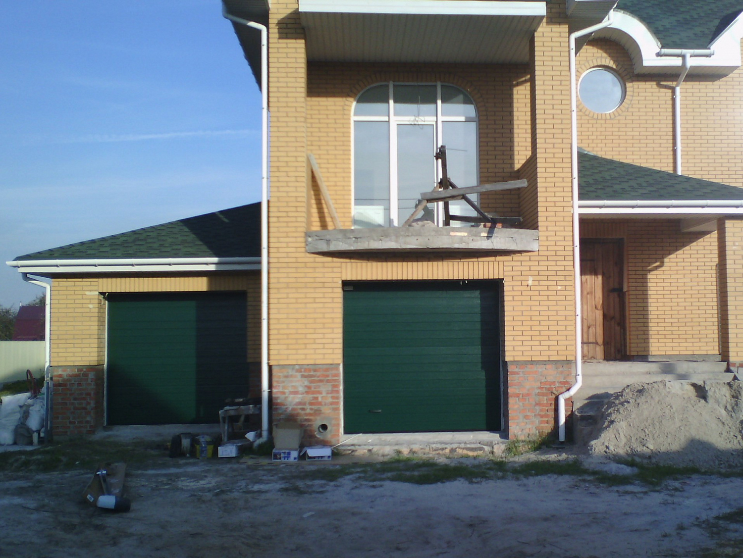 Секционные гаражные ворота Алютех S-гофр цвет зелёный.