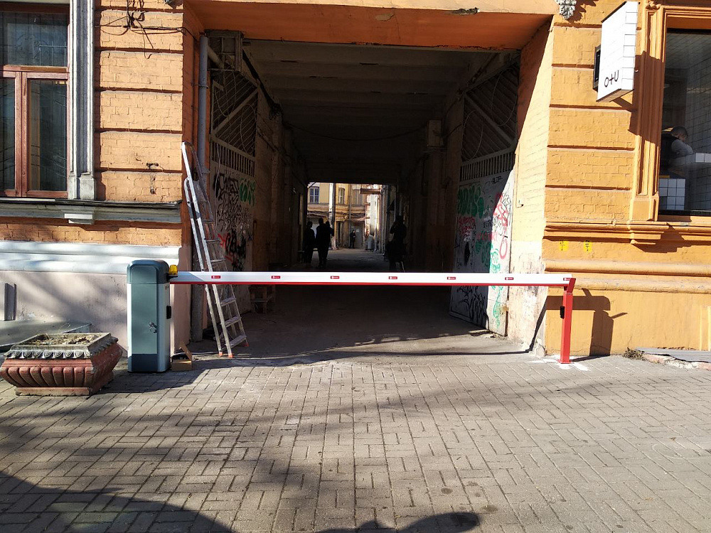 Шлагбаум An-motors cо стационарной опорой под стрелу.