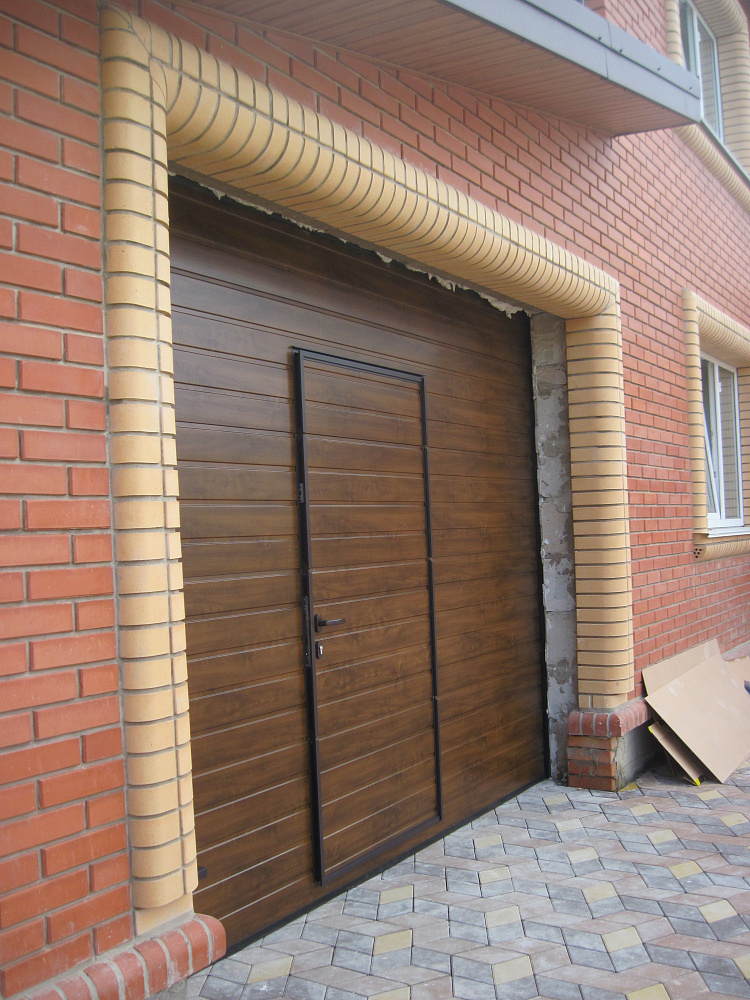 Ворота автоматические гаражные Алютех с калиткой.