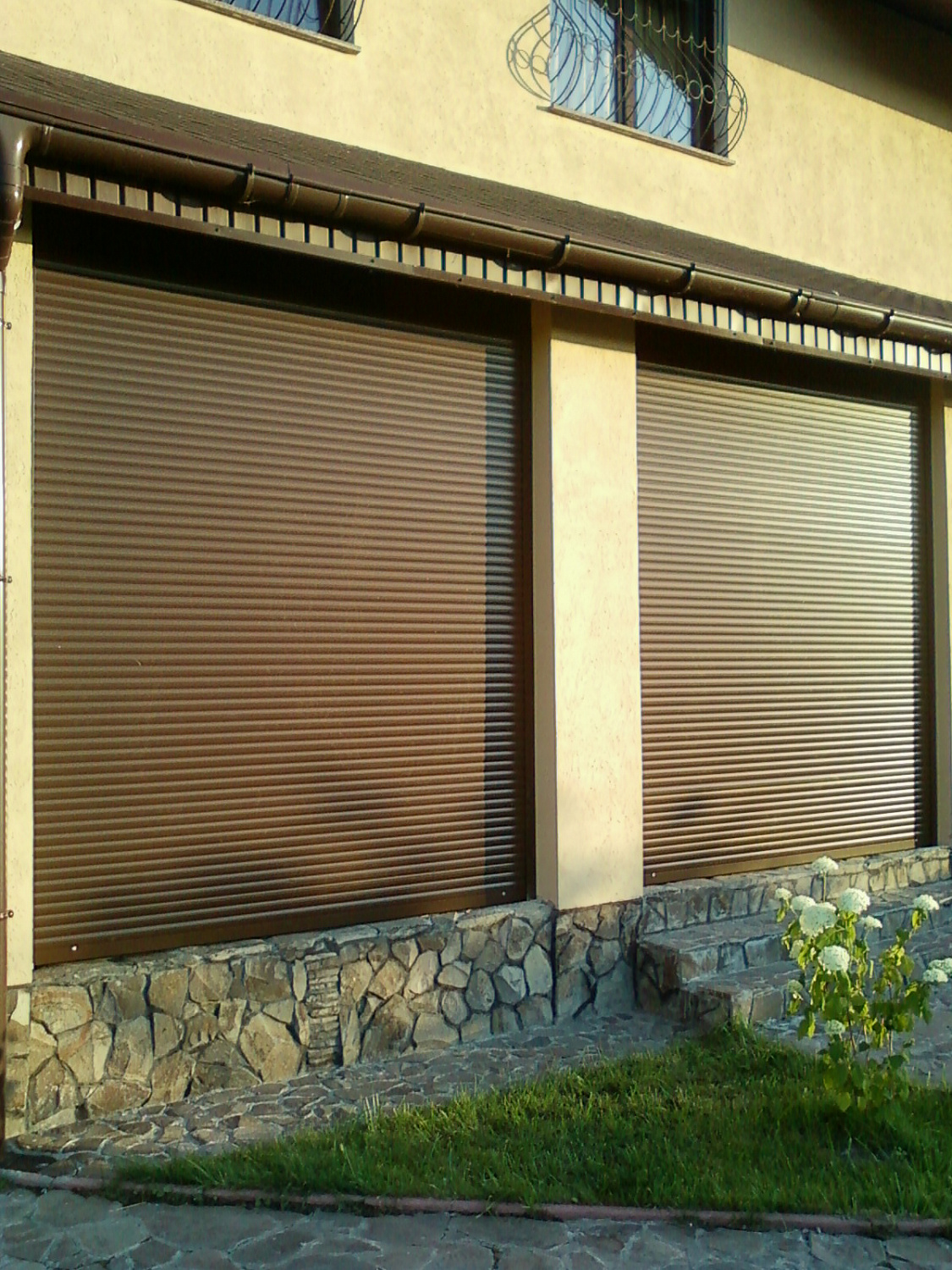 Роллеты с ручным управлением при помощи редуктор корда.