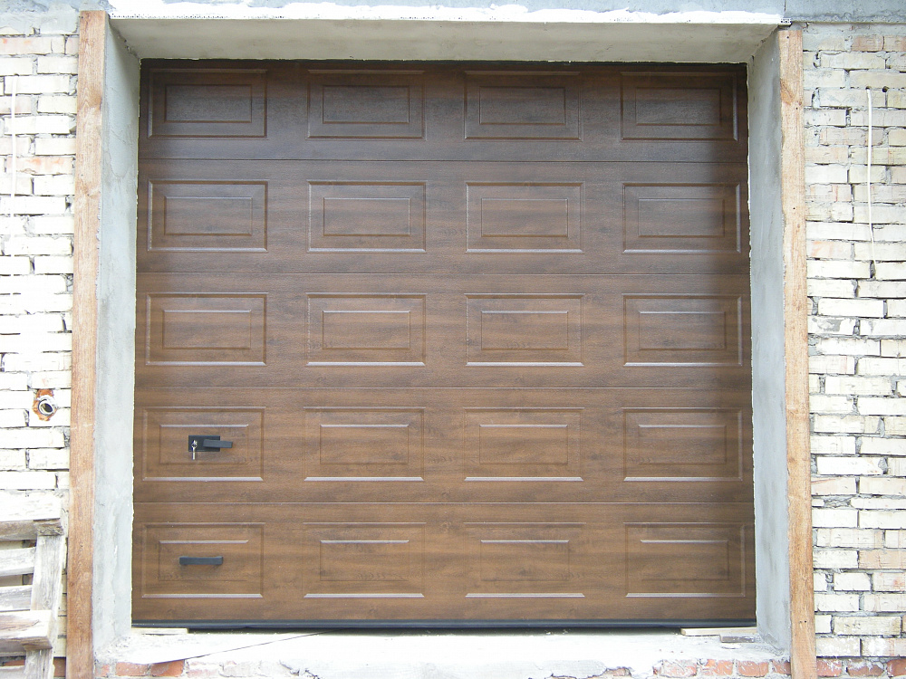 Ворота секционные полотно филёнка тёмный дуб.