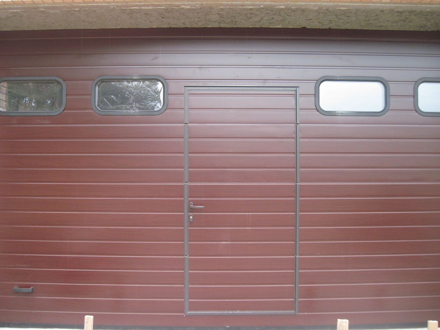Ворота секционные Алютех Classic с добавленнием панорамных окон. Панель S-Гофр, цвет вишня.