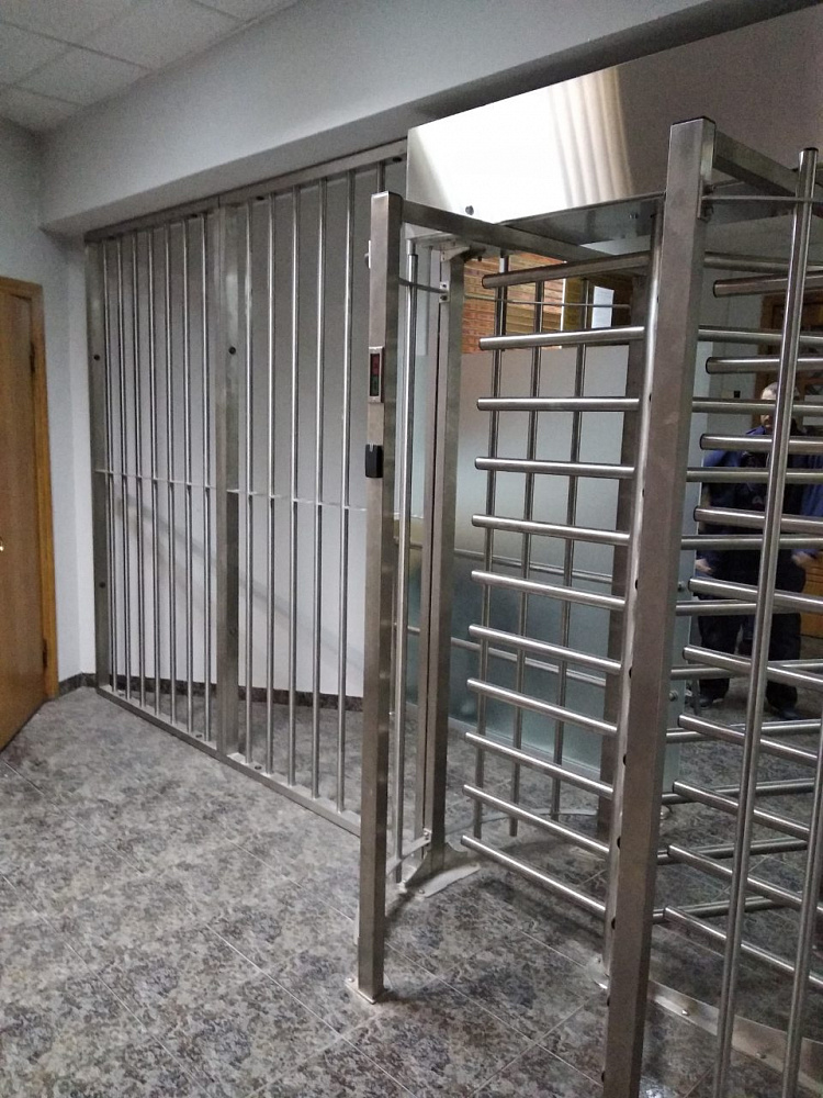 Турникет однопроходной полноростовой Sesam с ограждением. Прокуратура Дарницкого р-на. г. Киев.