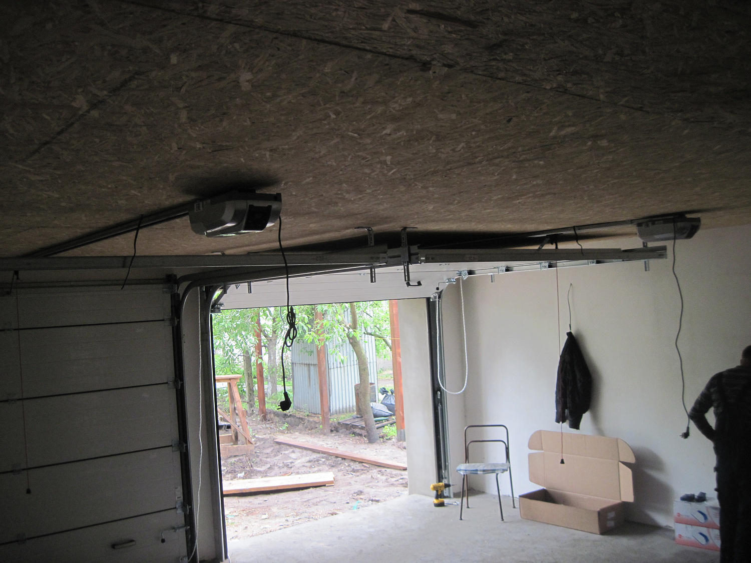 Секционные ворота с автоматическим приводом.