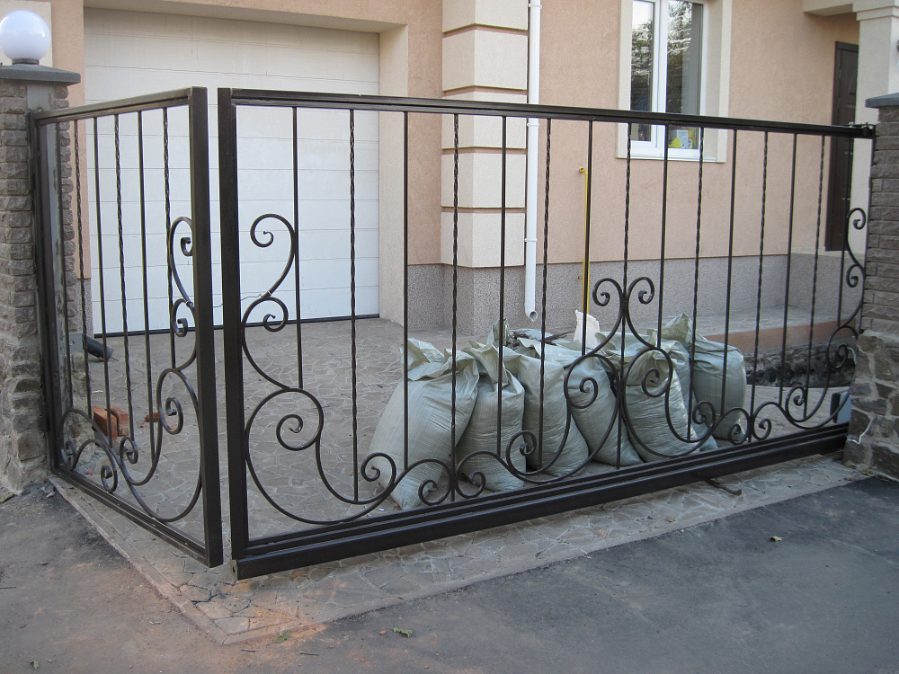 Ворота откатные автоматические и калитка с элементами ковки.