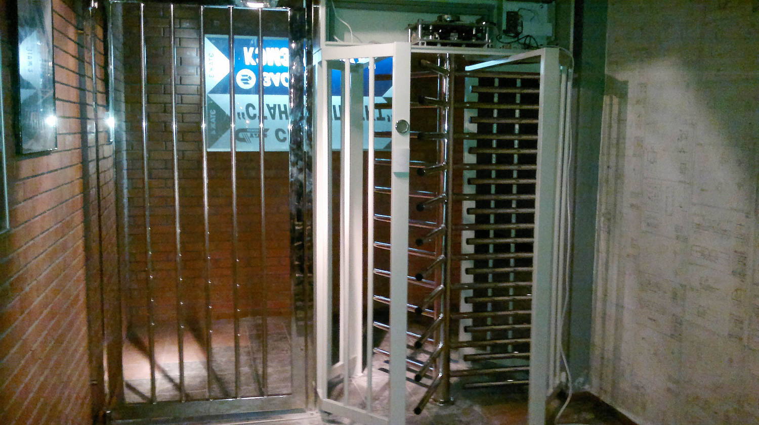 Турникет полноростовой однопроходной электромеханический с аварийной калиткой.Модель SESAME корпус стальной окрашенный, ротор н/ж полированный.