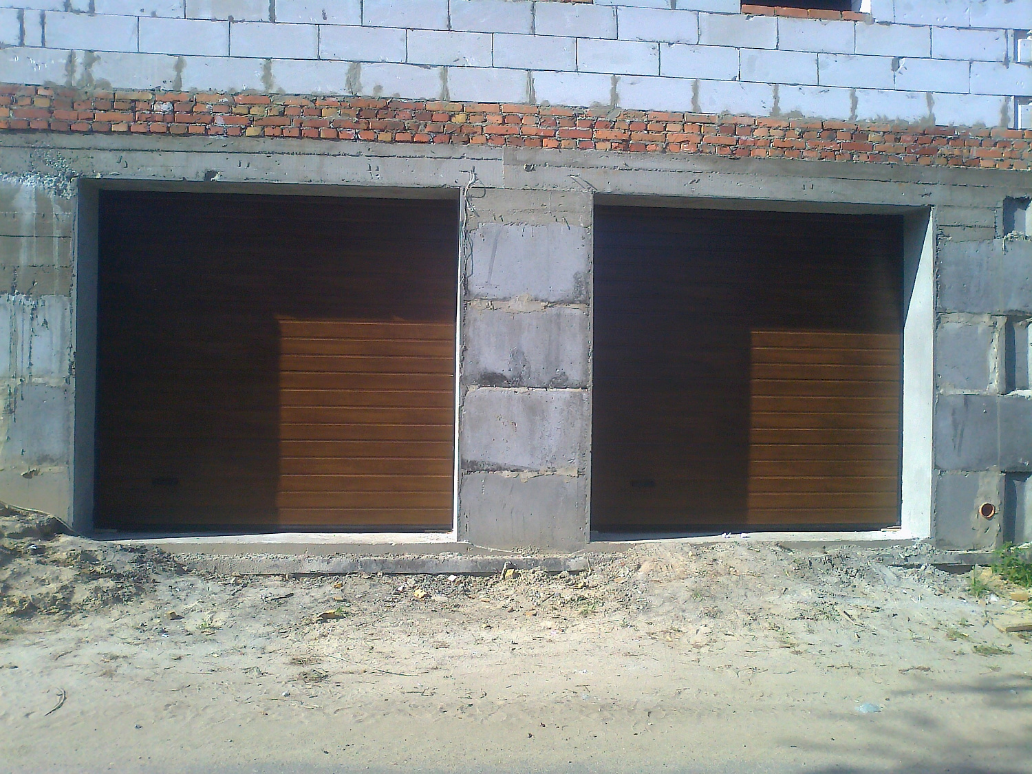 Гаражные автоматические секционные ворота Алютех.