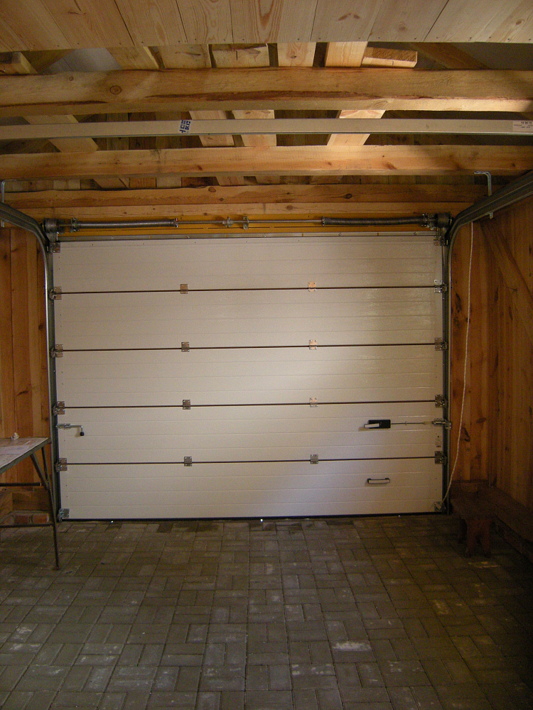 Ворота секционные м-гофр золотой дуб.