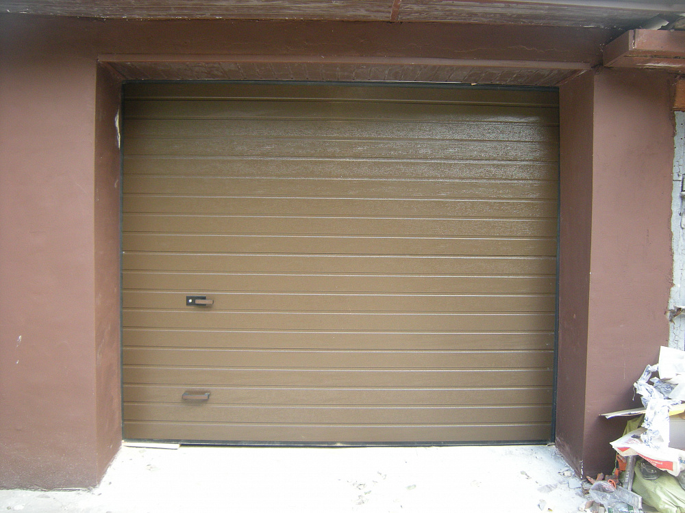 Гаражные секционные ворота Classic, панель S-гофр,цвет коричневый 8014.