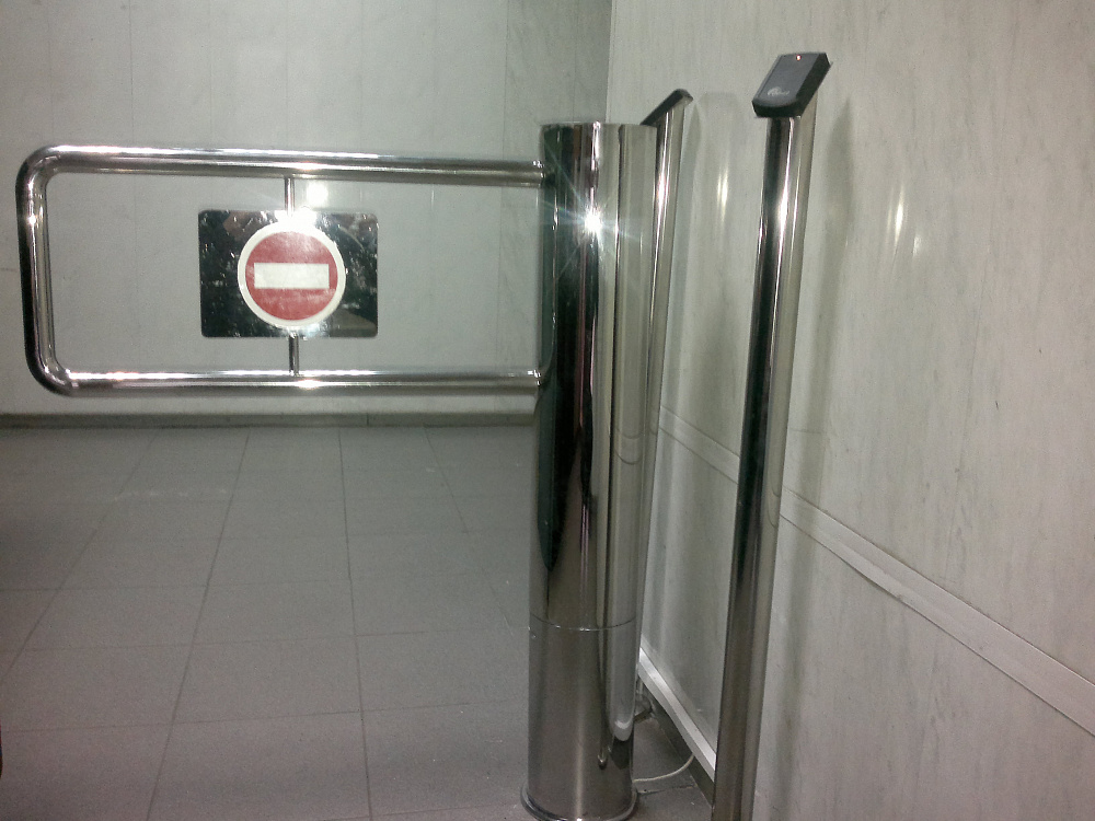 Турнікет-хвіртка Gate -T і стійки під зчитувач з полірованої нержавіючої сталі.