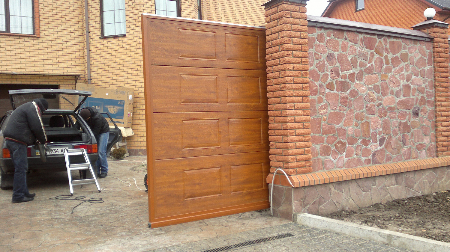 Ворота відкатні автоматичні, плюс хвіртка, заповнення сендвіч панелі фільонка золотий дуб.