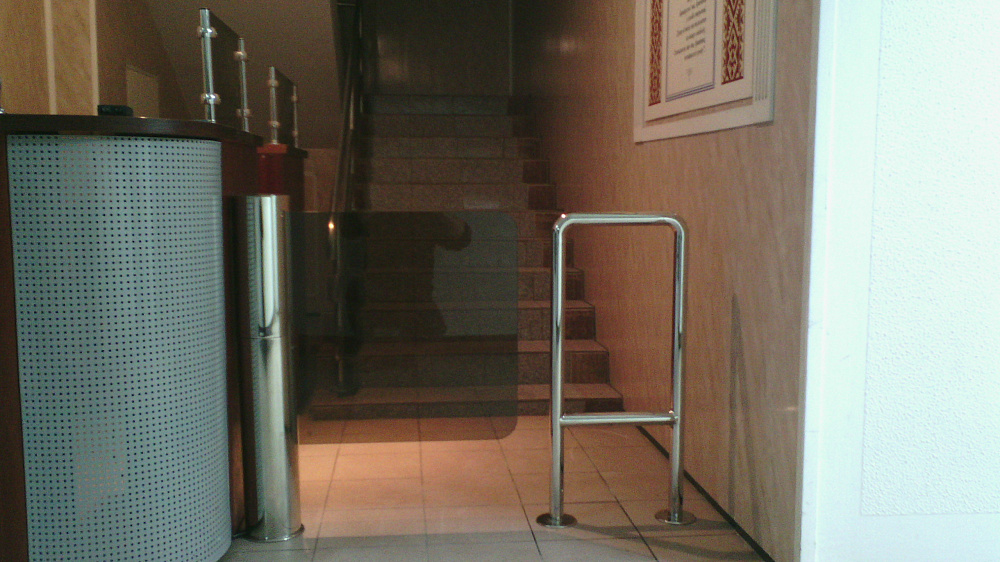 Установка турнікета-хвіртки GATE-GS з полірованої сталі і тонованим ударостійким склом (МАУП).