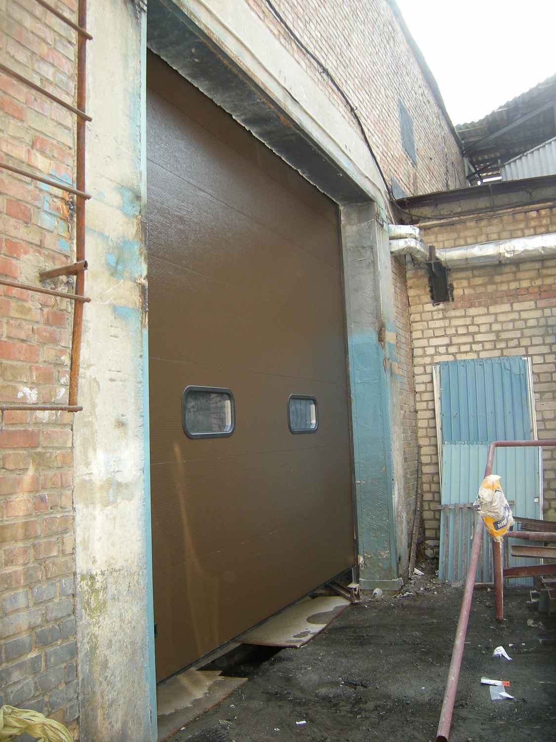 Промышленные ворота Алютех с антикороззийным покрытием. Высокий монтажом с верхним расположением вала, панель микроволна, цвет коричневый RAL 8014.