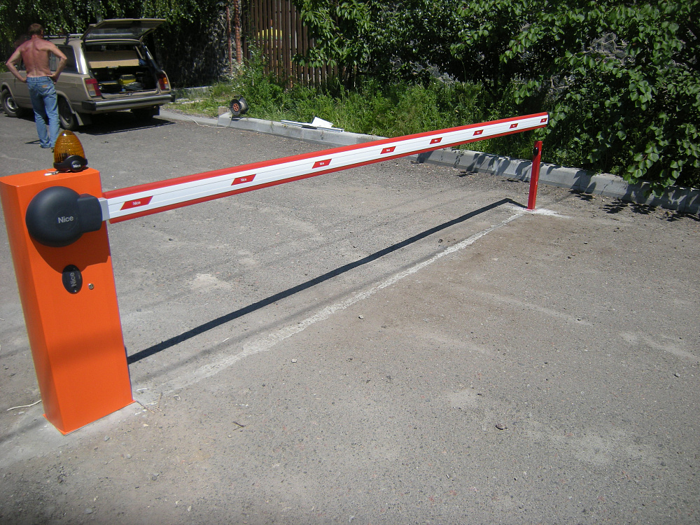 Шлагбаум автоматичний Nice WIL4 з доп. стійкою під фотоелемент безпеки.