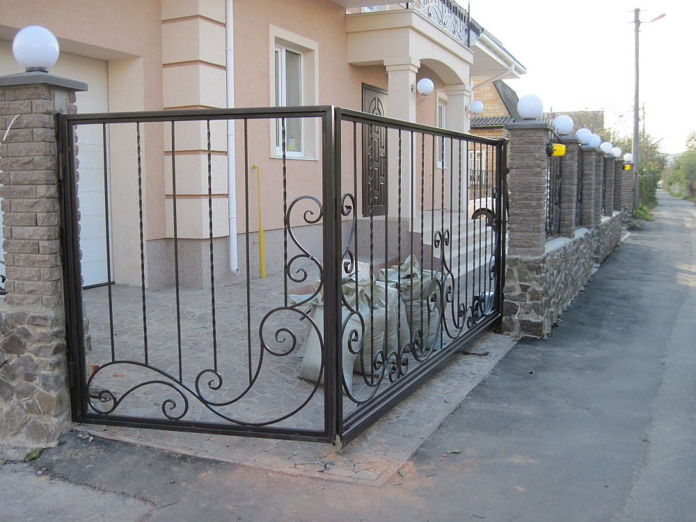 Ворота откатные автоматические и калитка с элементами ковки.
