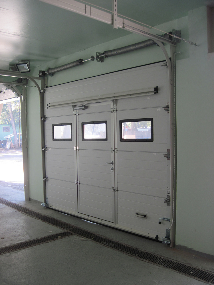 Секционные ворота Classic микроволна c антикоррозиционным покрытием. 