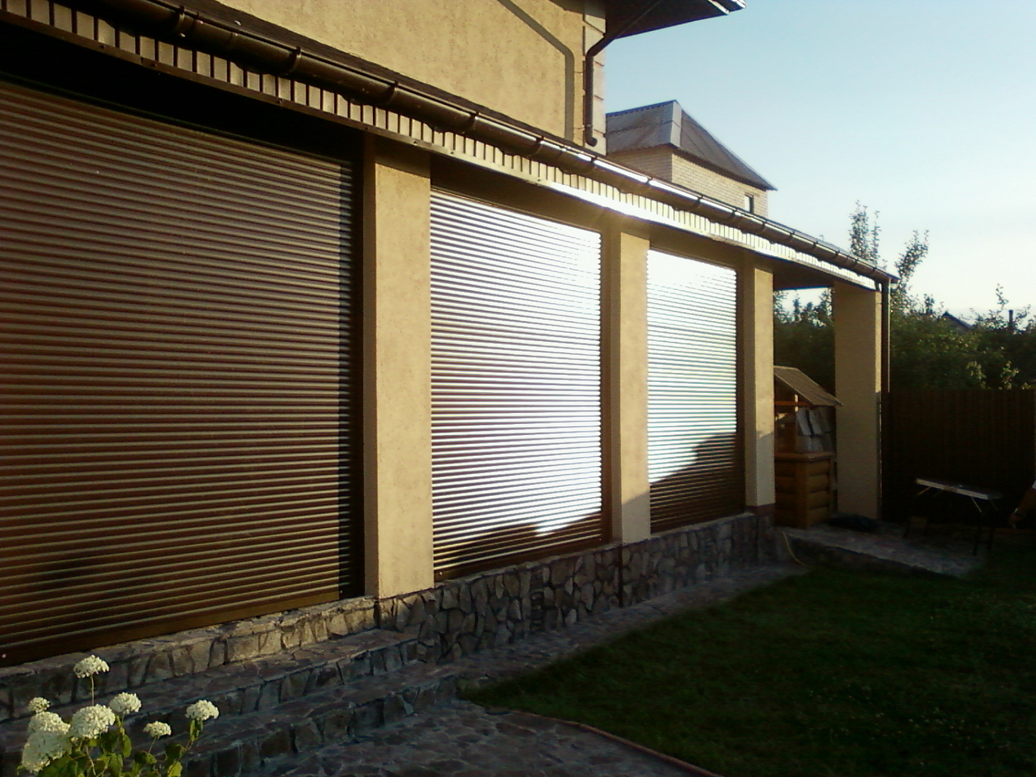 Роллеты с ручным управлением при помощи редуктор корда.