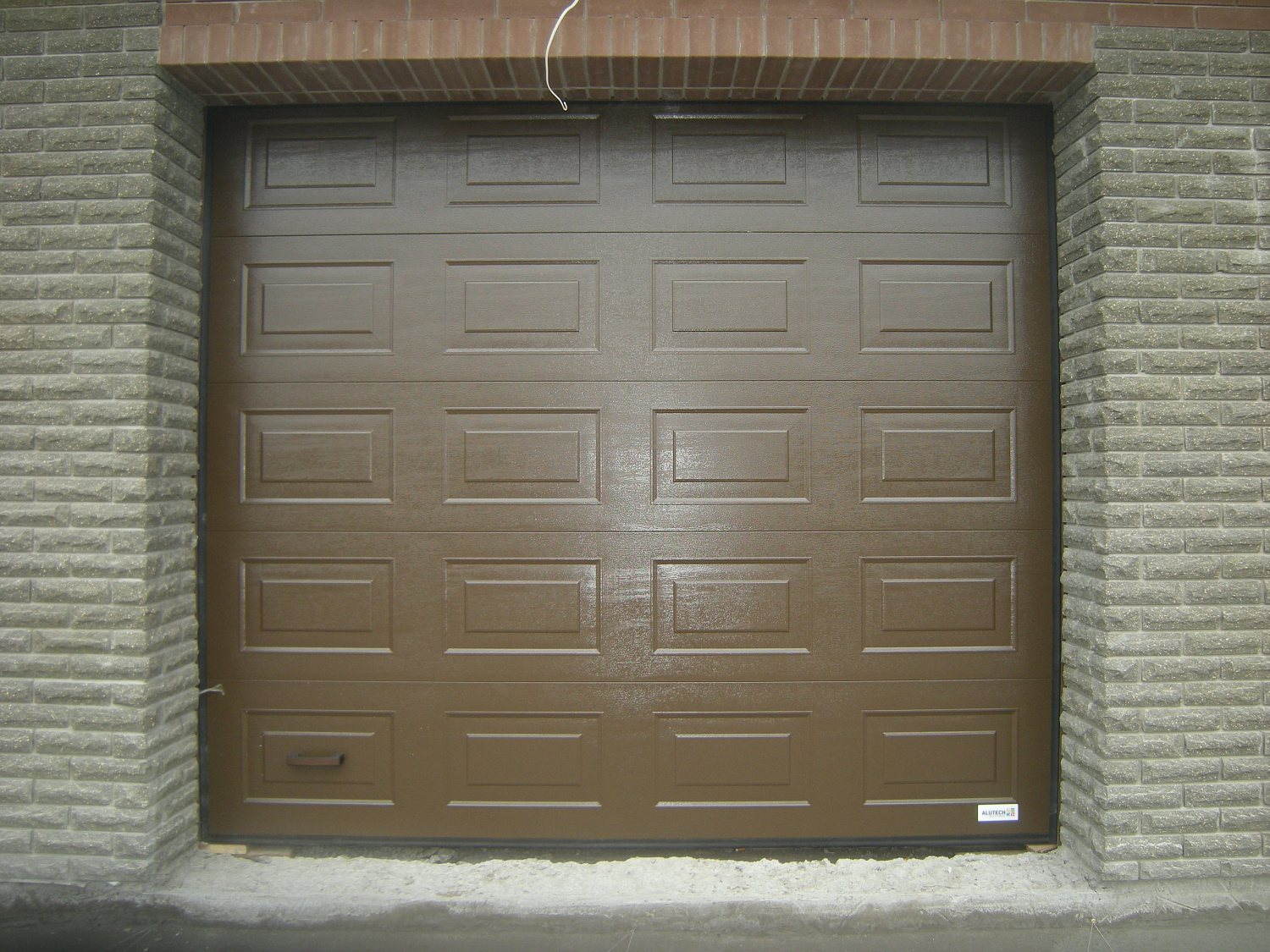 Ворота Алютех секционные гаражные Classic, панель филенка, цвет коричневый.