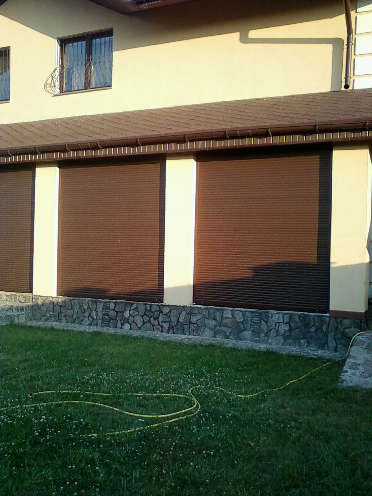 Роллеты с ручным управлением при помощи редуктор корда.