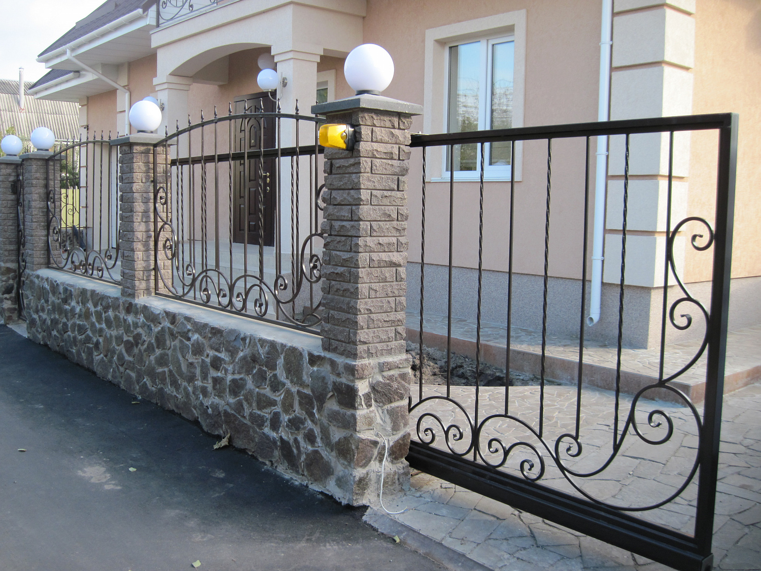 Ворота откатные автоматические и калитка с элементами ковки.