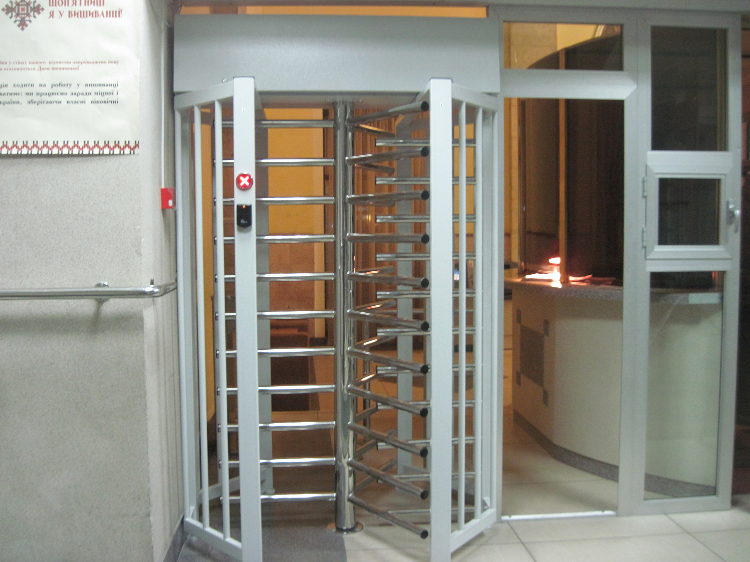 Турникет полноростовой однопроходной.Модель SESAME корпус стальной окрашенный, ротор н/ж полированный.