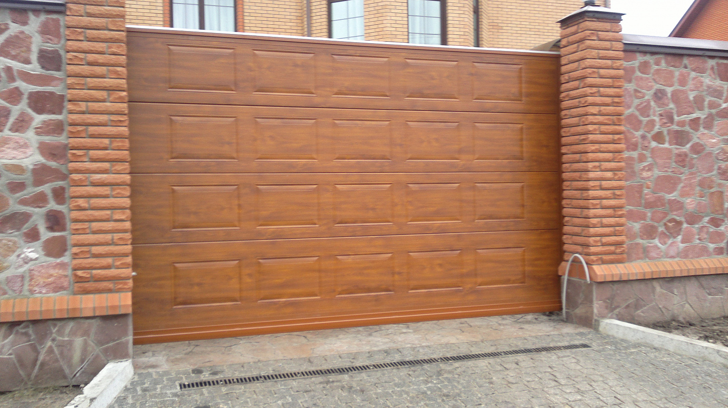 Ворота откатные автоматические,плюс калитка,заполнение сендвич панели филёнка золотой дуб.