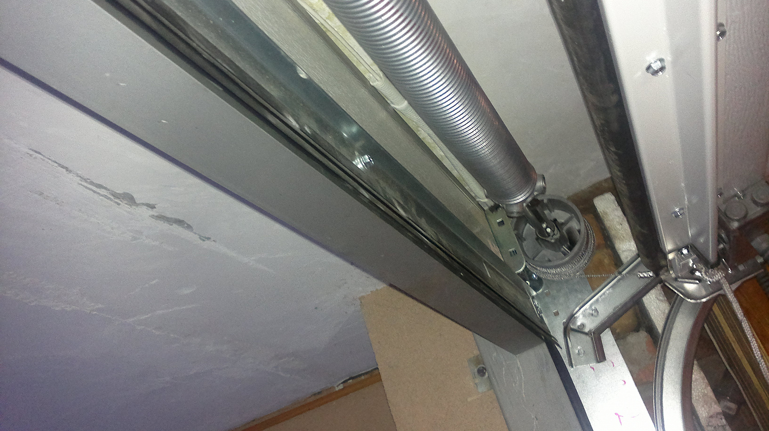 Гаражные автоматические ворота со встроенной калиткой серии Classic.