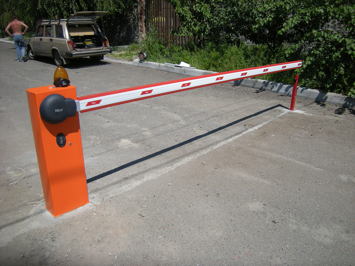 Шлагбаум автоматический Nice WIL4 с доп.стойкой под фотоэлемент безопасности. 