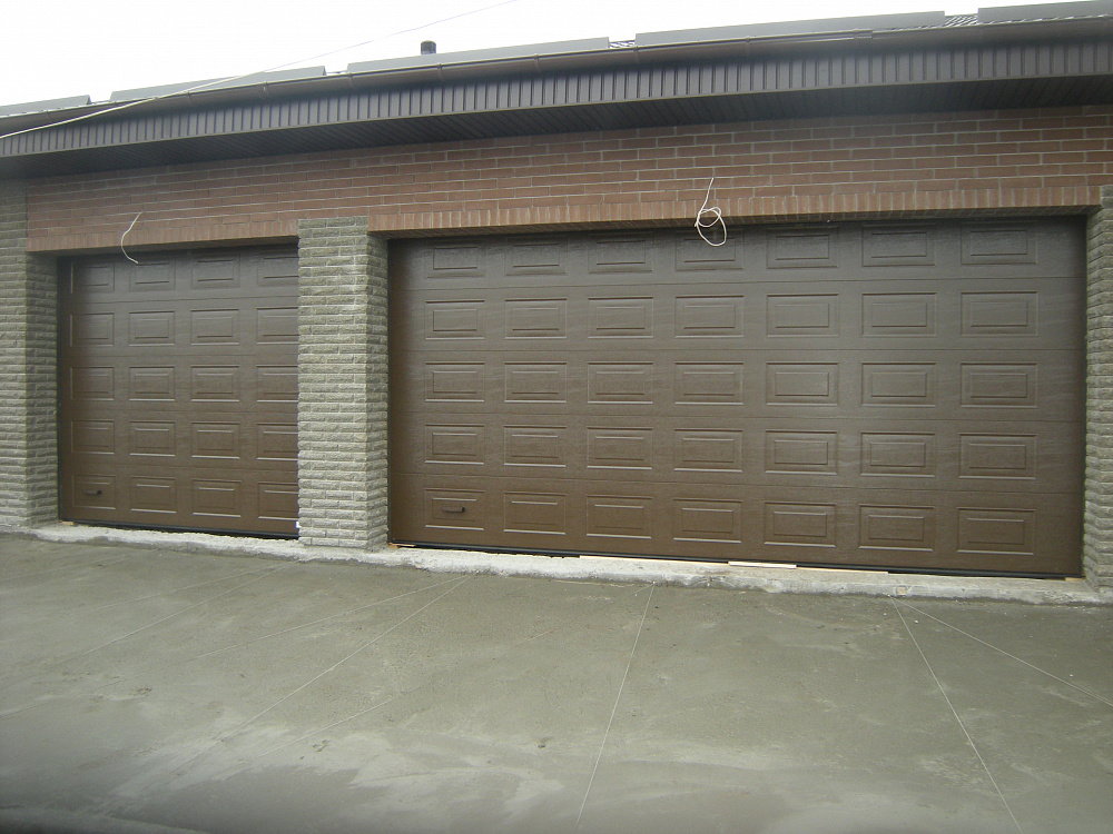 Ворота Алютех секционные гаражные Classic, панель филенка, цвет коричневый.