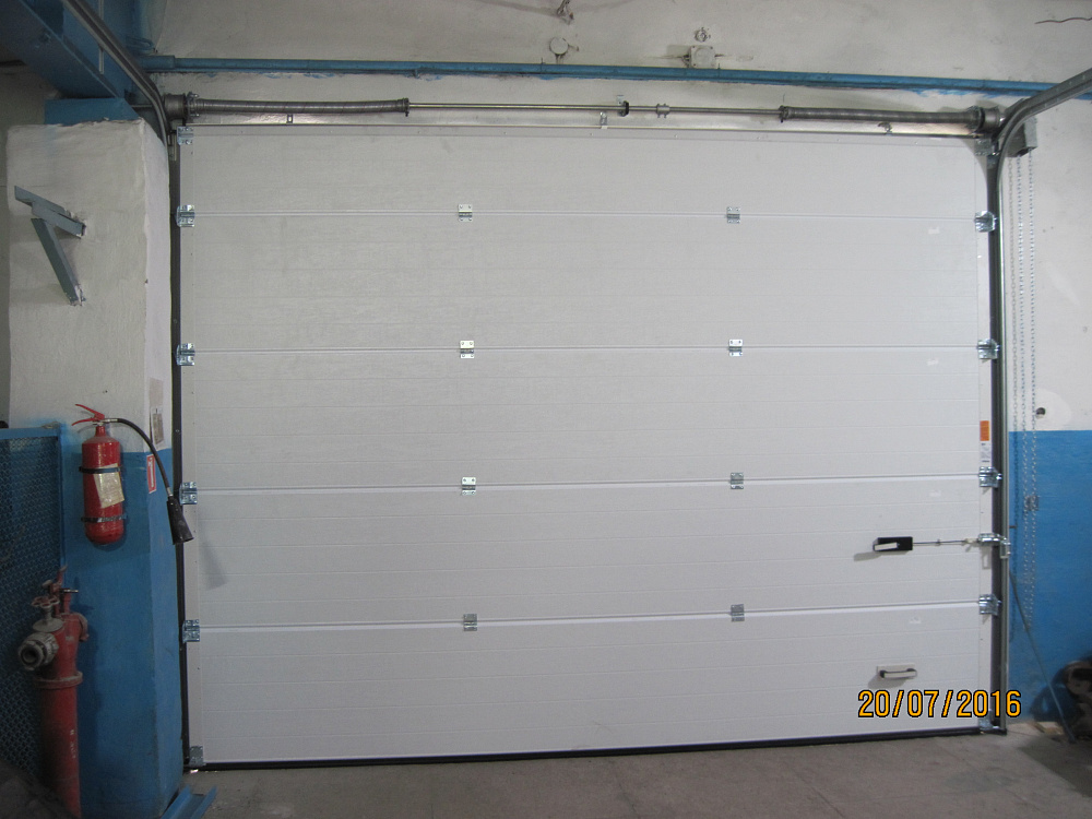 Утепление проемов в боксах воротами Алютех.