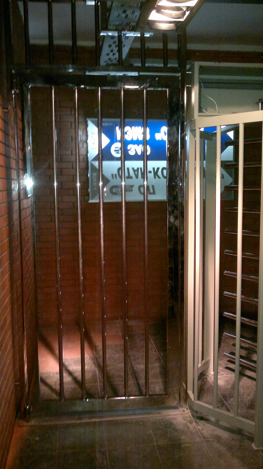 Турникет полноростовой однопроходной электромеханический с аварийной калиткой.Модель SESAME корпус стальной окрашенный, ротор н/ж полированный.