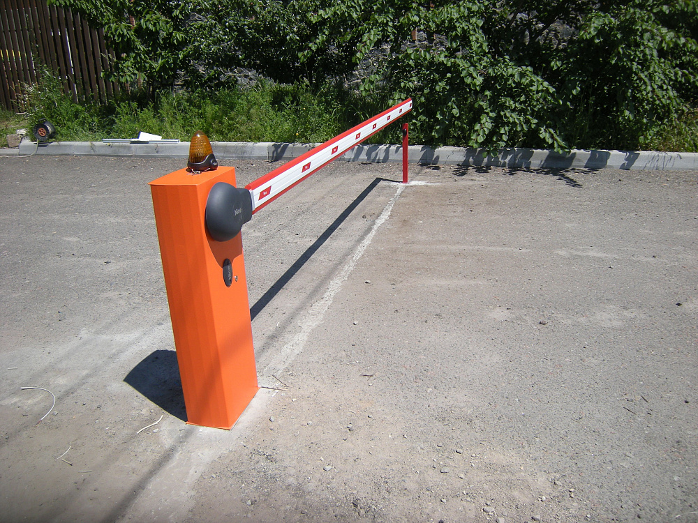 Шлагбаум автоматический Nice WIL4 с доп.стойкой под фотоэлемент безопасности. 